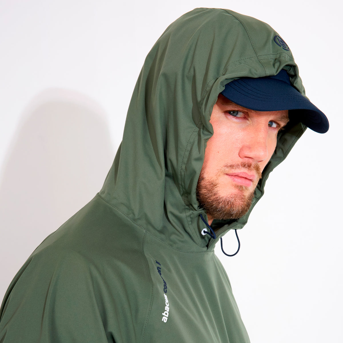 Abacus Bounce vandtæt herrehoodie i regntøj med hætte og frontlommer, velegnet til vådt vejr.