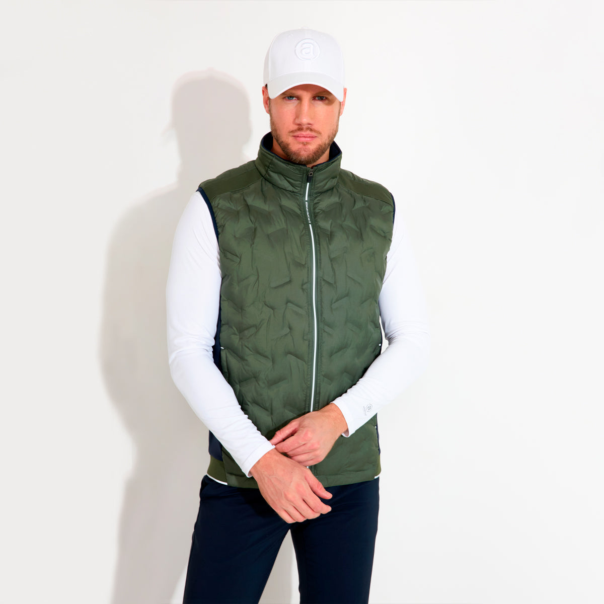 Herre hybrid vest fra Abacus Portrush med lynlås og blødt materiale, vist foran.