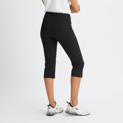 Röhnisch Chie Comfort capri bukser for women, showcasing a stylish design and comfortable fit in a casual setting.