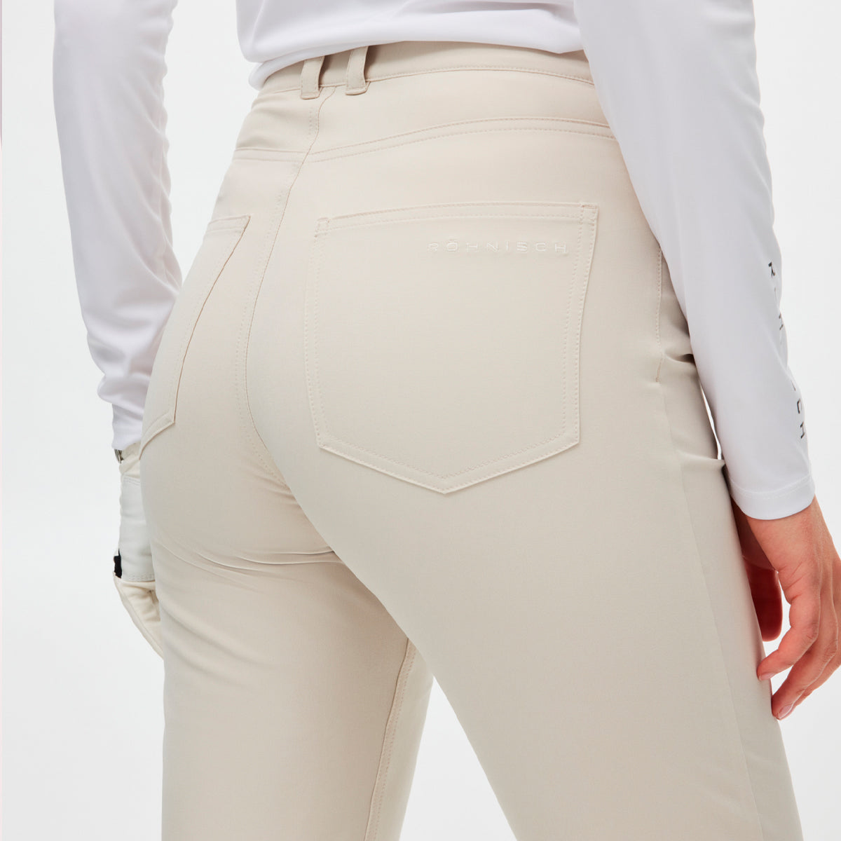 Röhnisch Chie Comfort capri bukser for women, featuring a stylish design and comfortable fit, shown in a casual setting.