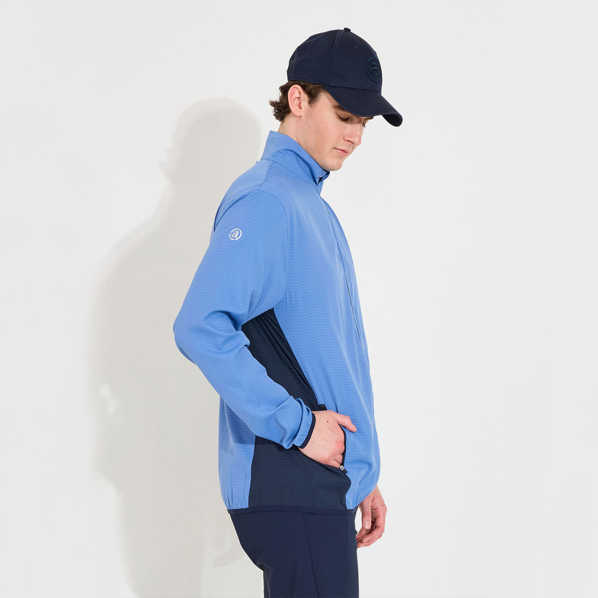 Abacus Lanark Classic vindjakke til herrer, windstopper materiale, foran vises jakken i sort med logo.