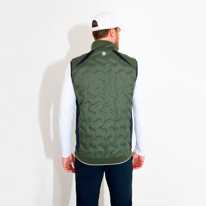 Herre hybrid vest fra Abacus Portrush med quiltet design og lynlås, vist på model med krave og lommer.